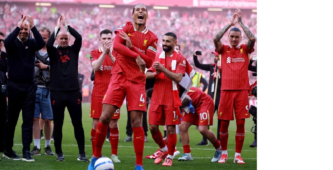 Kapten Liverpool Virgil van Dijk (tengah) memimpin perayaan juara Liga Inggris 2024-2025 timnya di Stadion Anfield, Liverpool, Minggu (27/4/2025).
