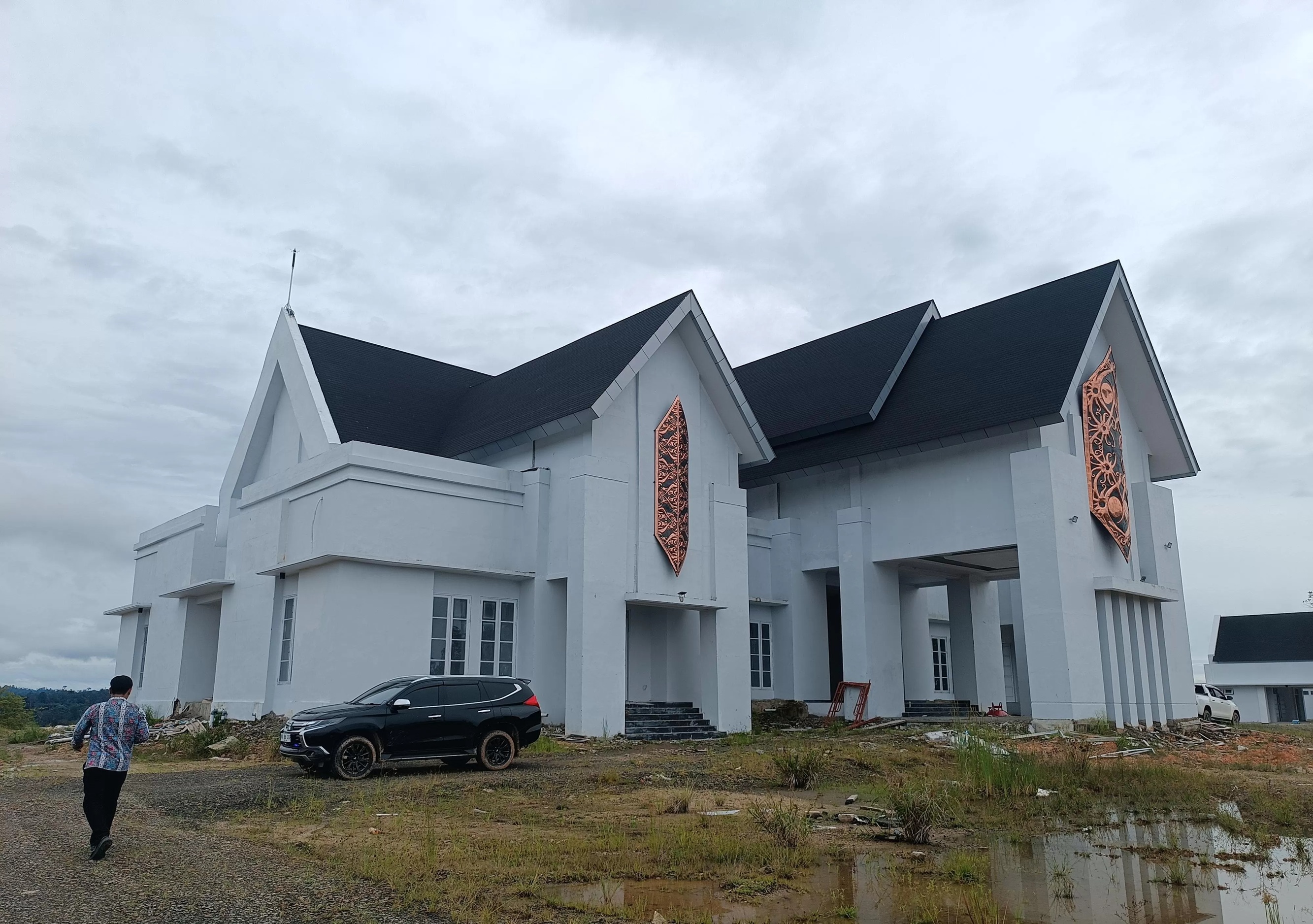 FASILITAS: Rumjab Gubernur Kaltara yang dibangun di puncak gunung di Puspem Provinsi Kaltara. FOTO: IWA K/RADAR TARAKAN