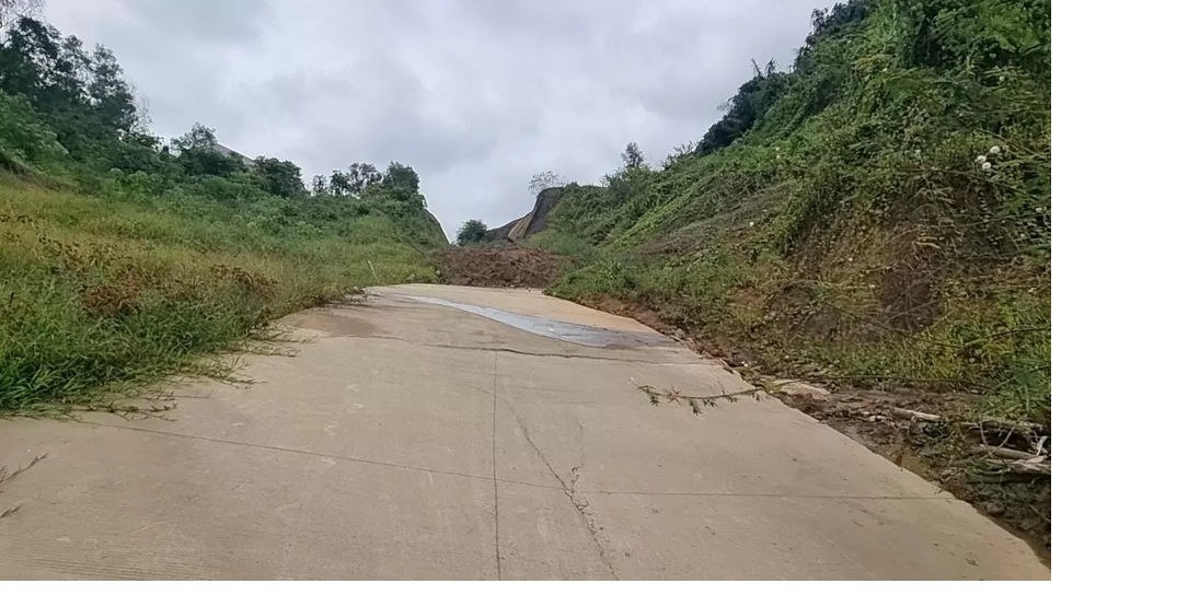 Kondisi tanah longsor yang menutup Jalan Merdeka, RT 94, Kelurahan Sungai Pinang Dalam, Kecamatan Sungai Pinang. (KIS)