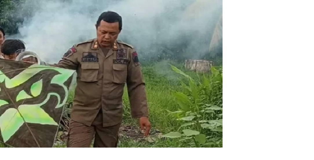 RAZIA RUTIN: Anggota Satpol PP Kota Pontianak rutin menggelar razia layangan. (ISTIMEWA)