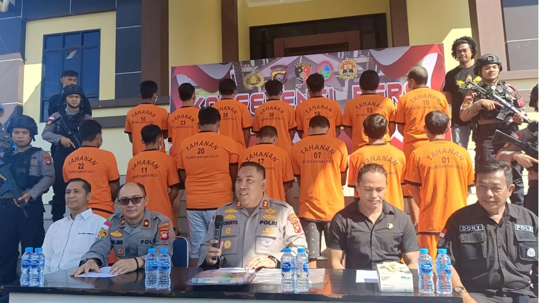 Pers Rilis Polres Kapuas Hulu dengan awak media terkait kasus tindak pidana pengoroyokan atau penganiayaan, Rabu (30/4).