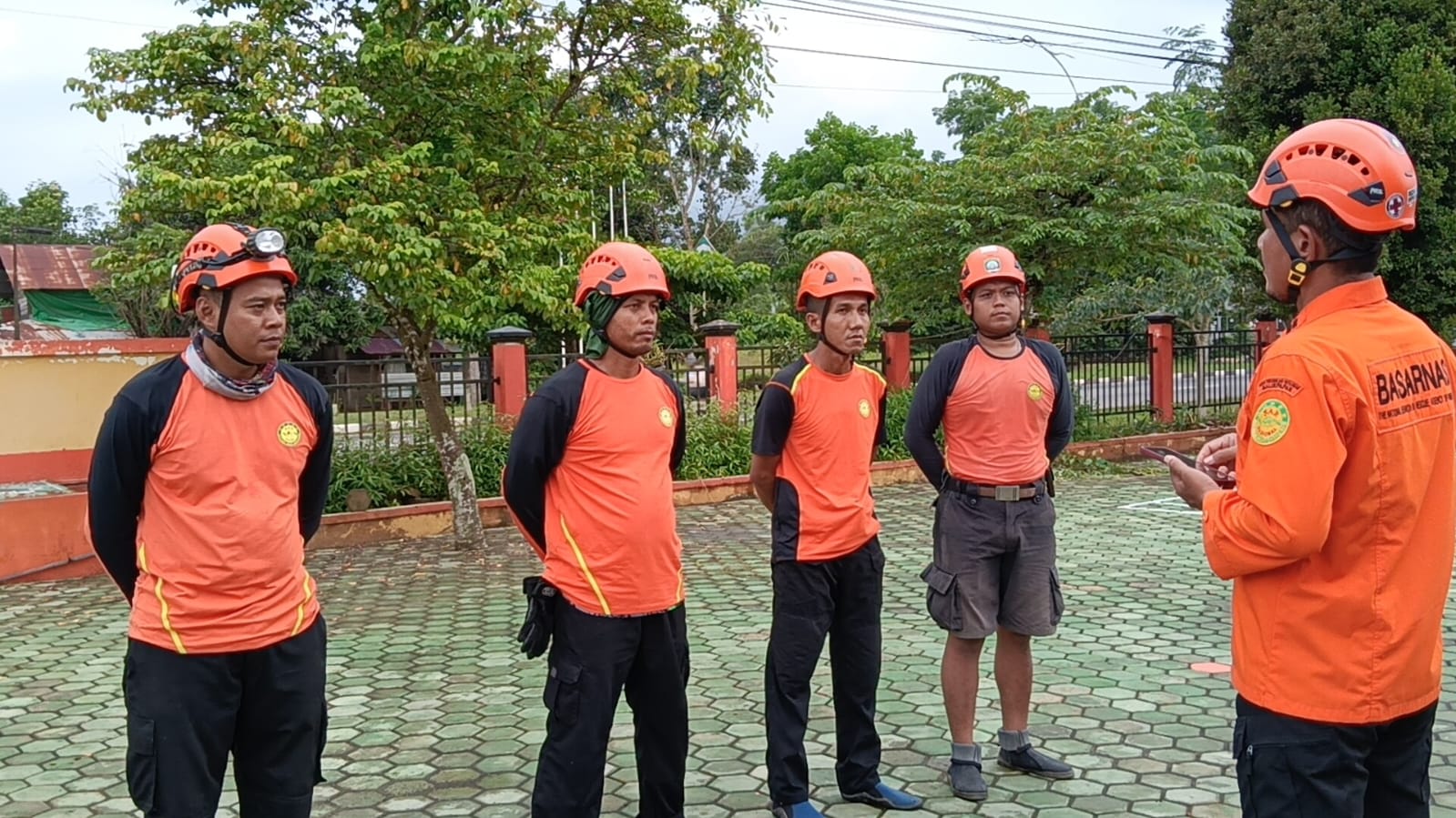 Tim SAR bersiap melakukan pencarian.