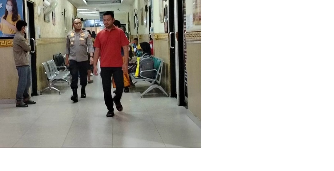 Wakapolda Kalsel Brigjen Pol Golkar Pangarso Raharjo Winarsadi saat tiba di RS Bhayangkara Banjarmasin. (Maulana/Radar Banjarmasin)&nbsp;