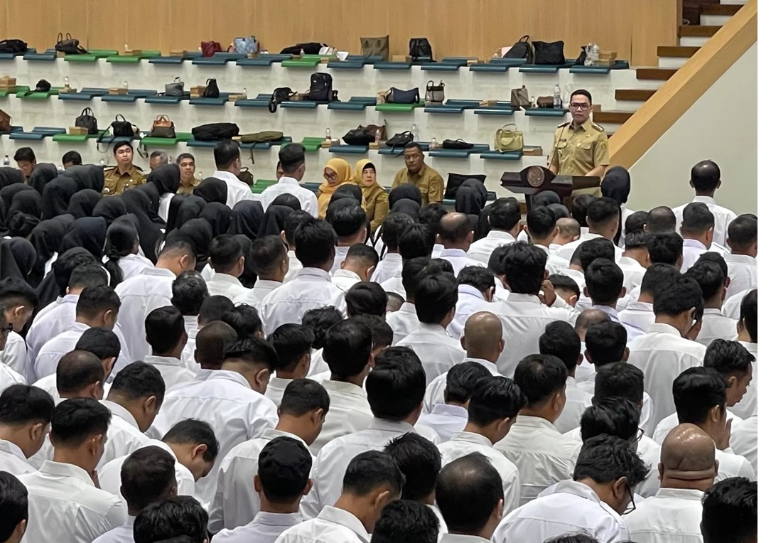 DISERAHKAN. Wali Kota Andi Harun memberikan pengarahan usai melantik secara resmi para peserta yang dinyatakan lolos tes. (IST)