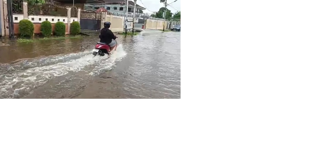 Air pasang sebabkan genangan di sejumah jalan di Samarinda.