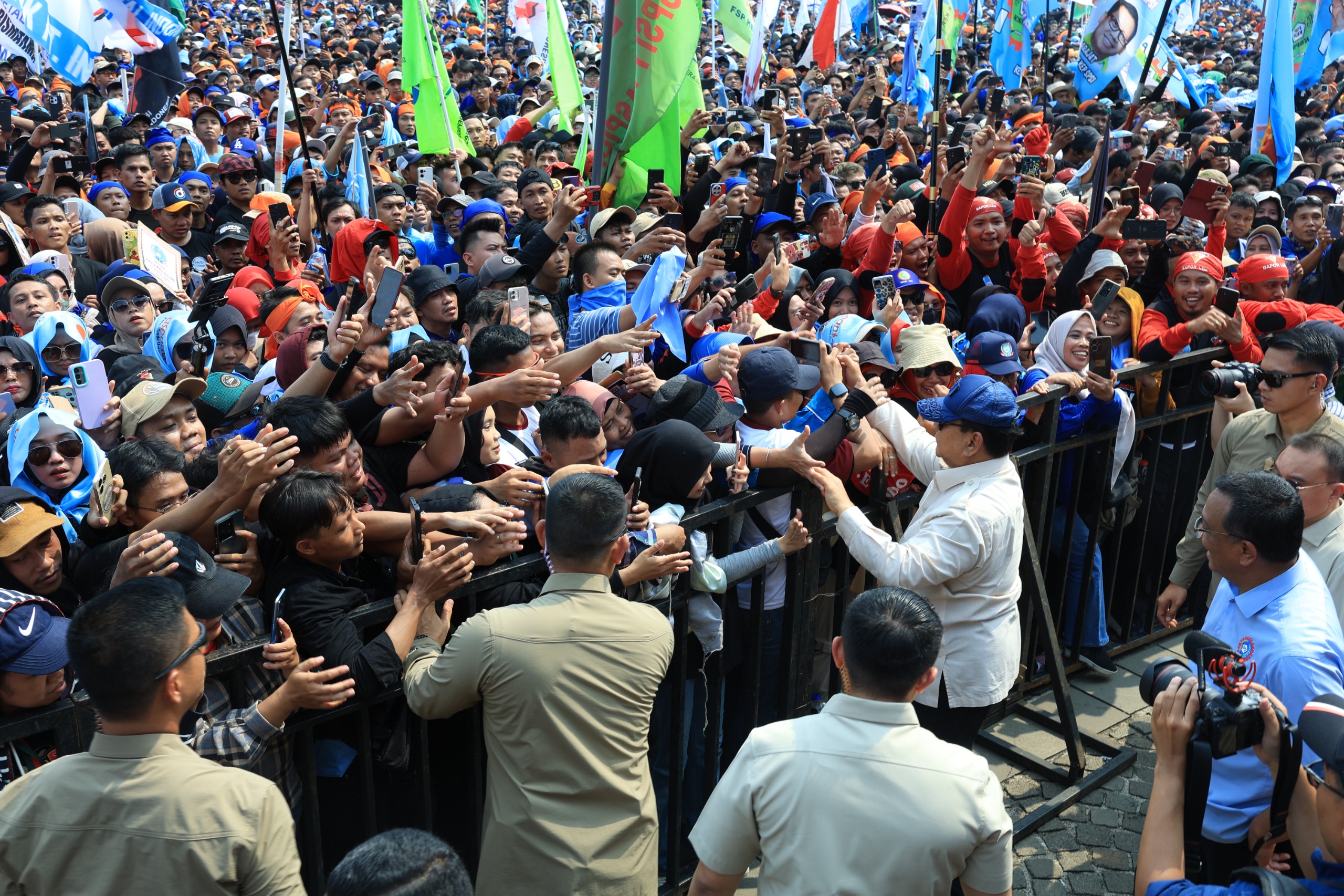 Prabowo bersama buruh.