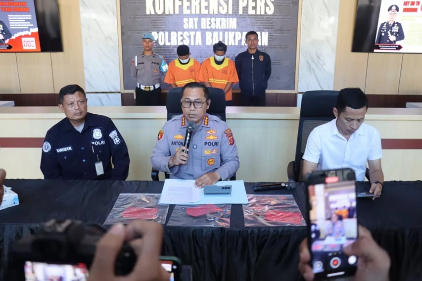 TANGKAP BEGAL: Kapolresta Balikpapan Kombes Pol Anton Firmanto didampingi Kasat Reskrim Kompol Benny Aryanto dan Kasi Humas Ipda Sangidun, dalam konferensi pers kasus begal di Balikpapan. (Foto: Humas