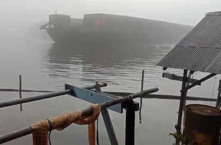 Tangkapan layar detik-detik tongkang menabrak sebuah rumah di Kecamatan Tenggarong (Istimewa)