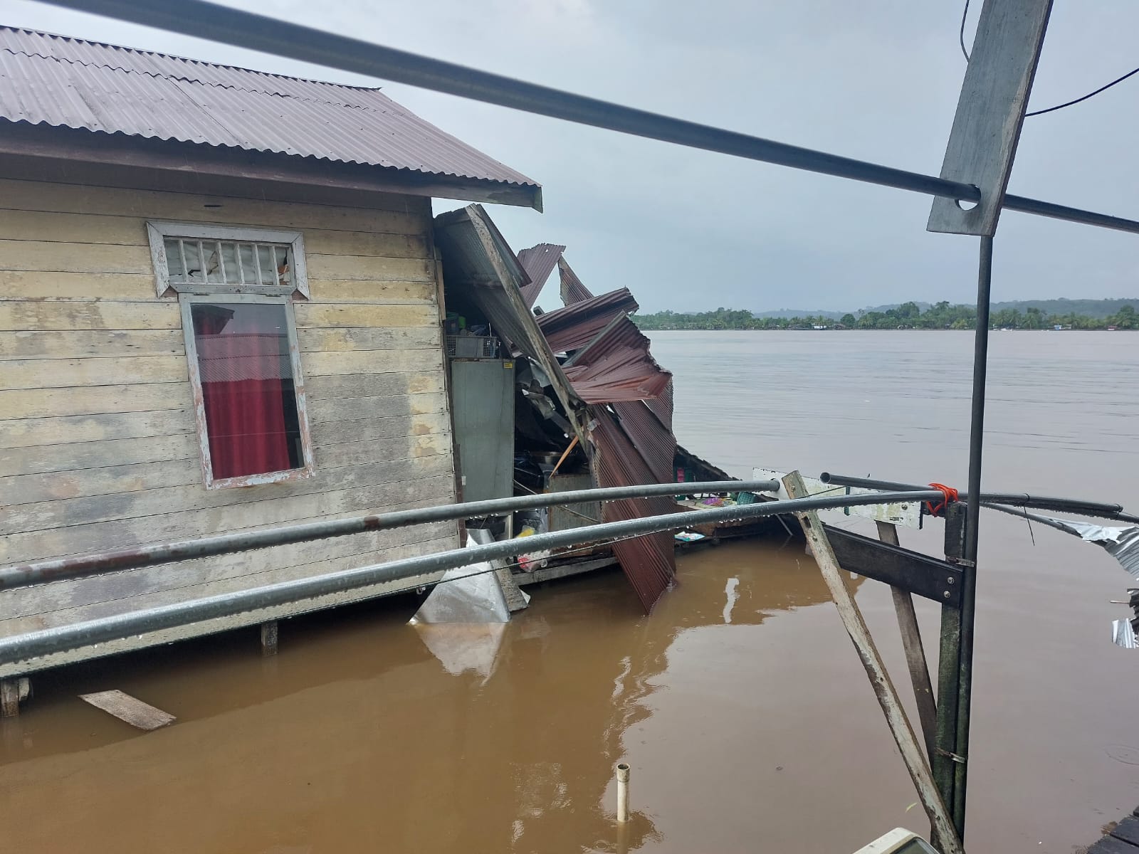 Kerusakan rumah warga akibat ditabrak ponton.
