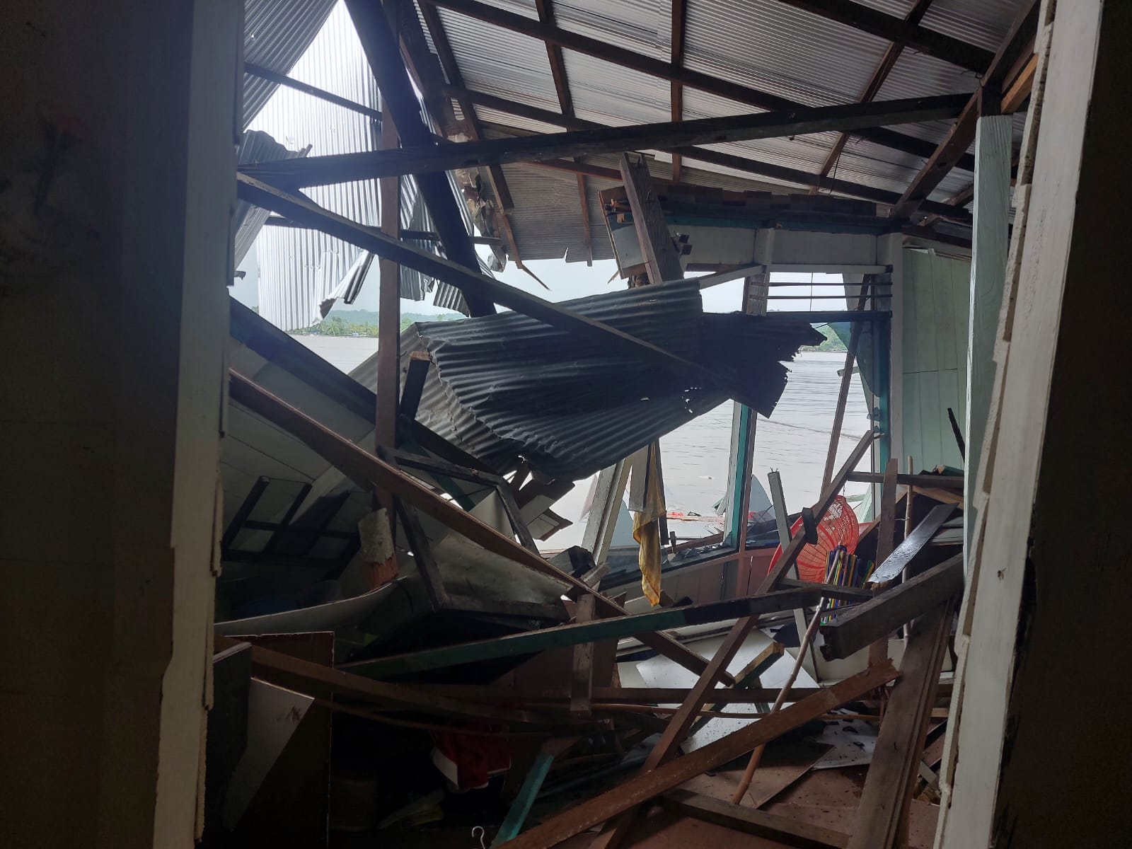 Kerusakan rumah warga akibat ditabrak ponton.