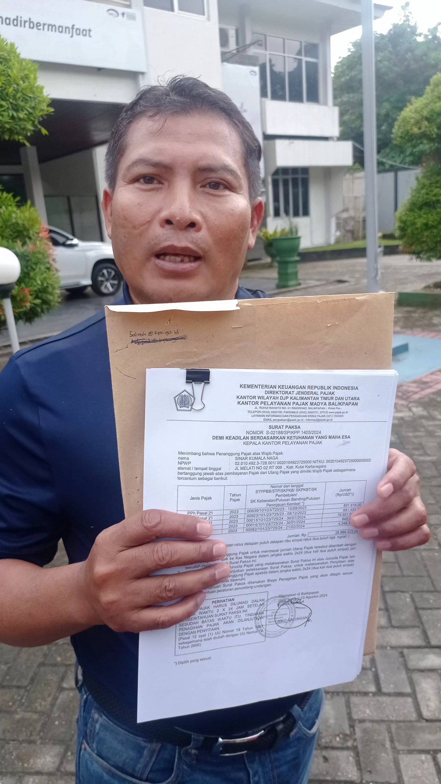 Direktur Operasional PT SKN, Sulasno, mengaku tak bisa membayar pajak dan gaji ribuan karyawan setelah rekening perusahaan dibekukan KPK.