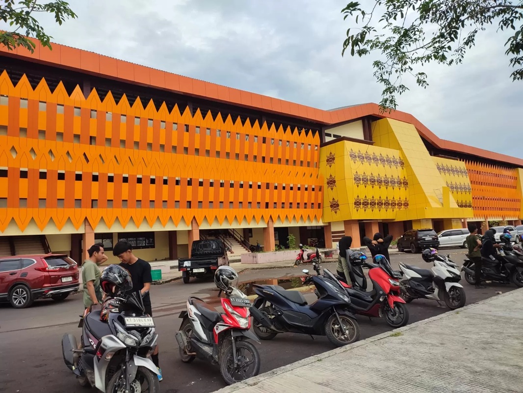 Kawasan Stadion Sadurengas di Kecamatan Tanah Grogot ini memang jadi pusat keramaian masyarakat untuk berolahraga beberapa tahun terakhir. (M NAJIB)