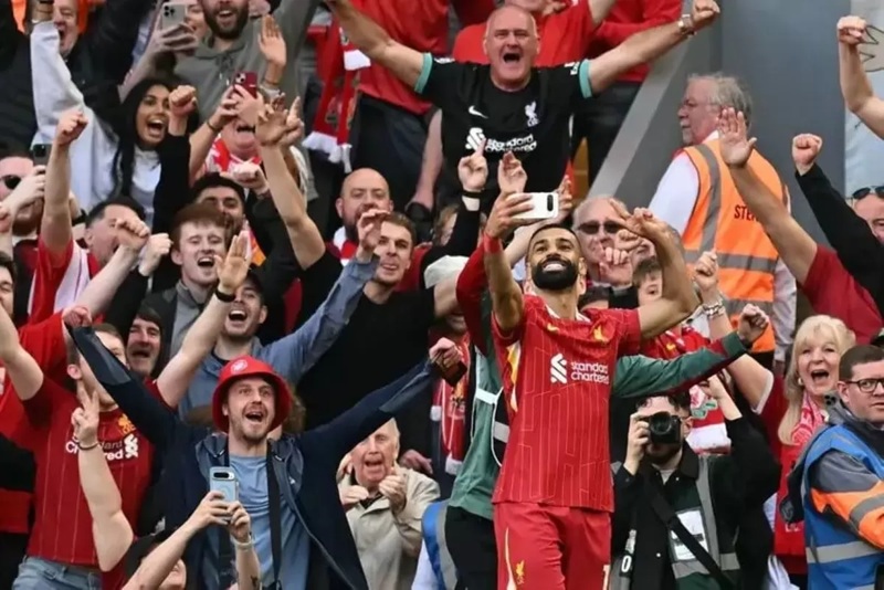 Pemain Liverpool Mohamed Salah (tengah) melakukan swafoto bersama pendukungnya. (Liverpool FC)