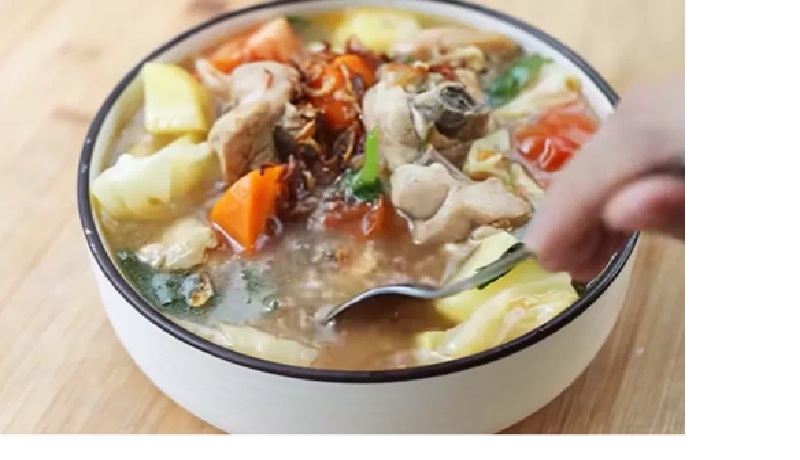 Sup ayam, makanan yang cocok disajikan saat musim penghujan.