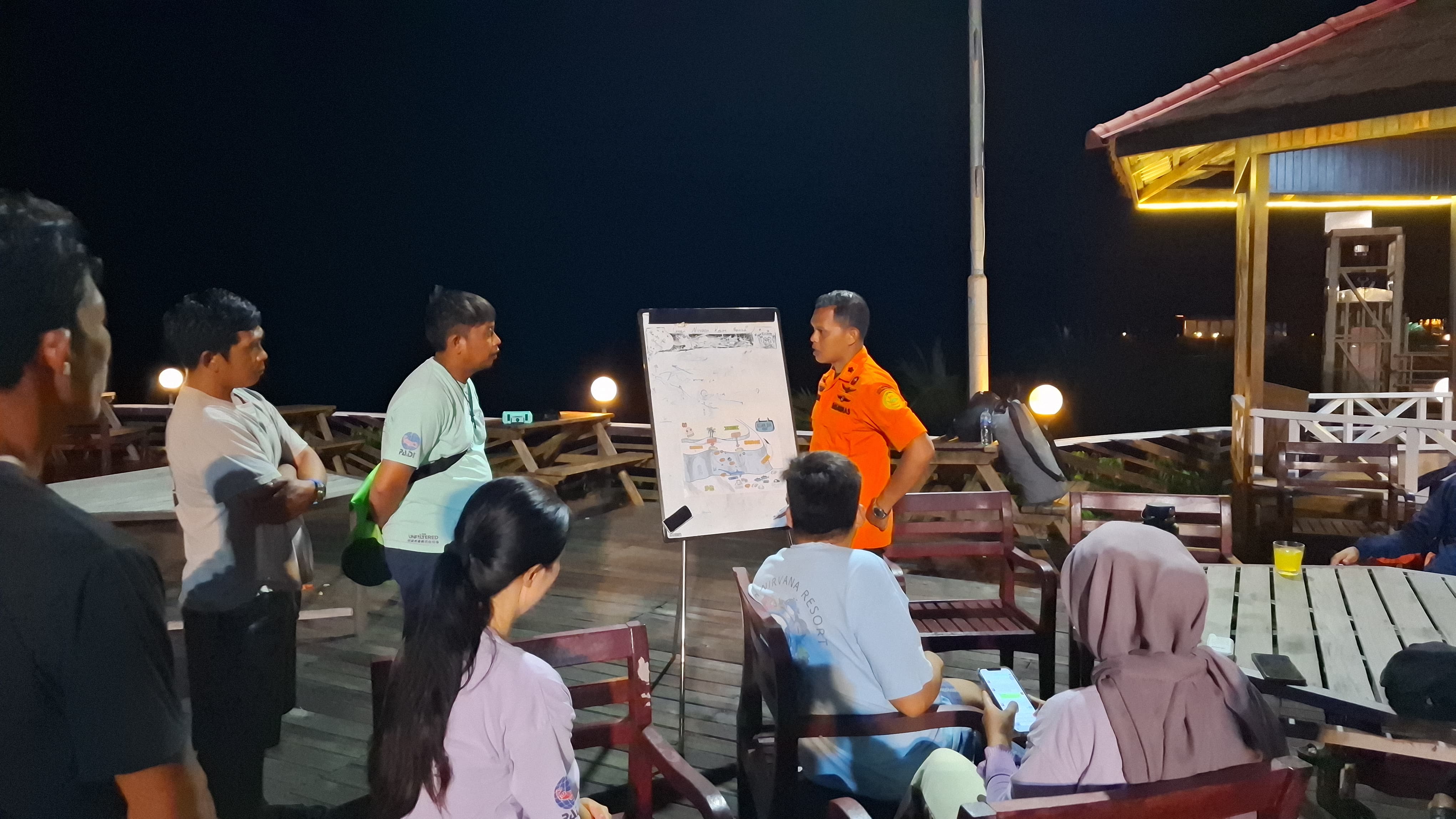 Rapat koordinasi pencarian korban.