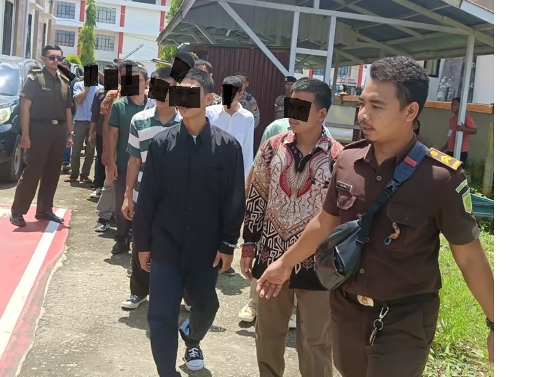 SIDANG : Para terdakwa kasus PETI di Dusun Penembur Kecamatan Boyan Tanjung saat menjalani sidang. (ISTIMEWA )