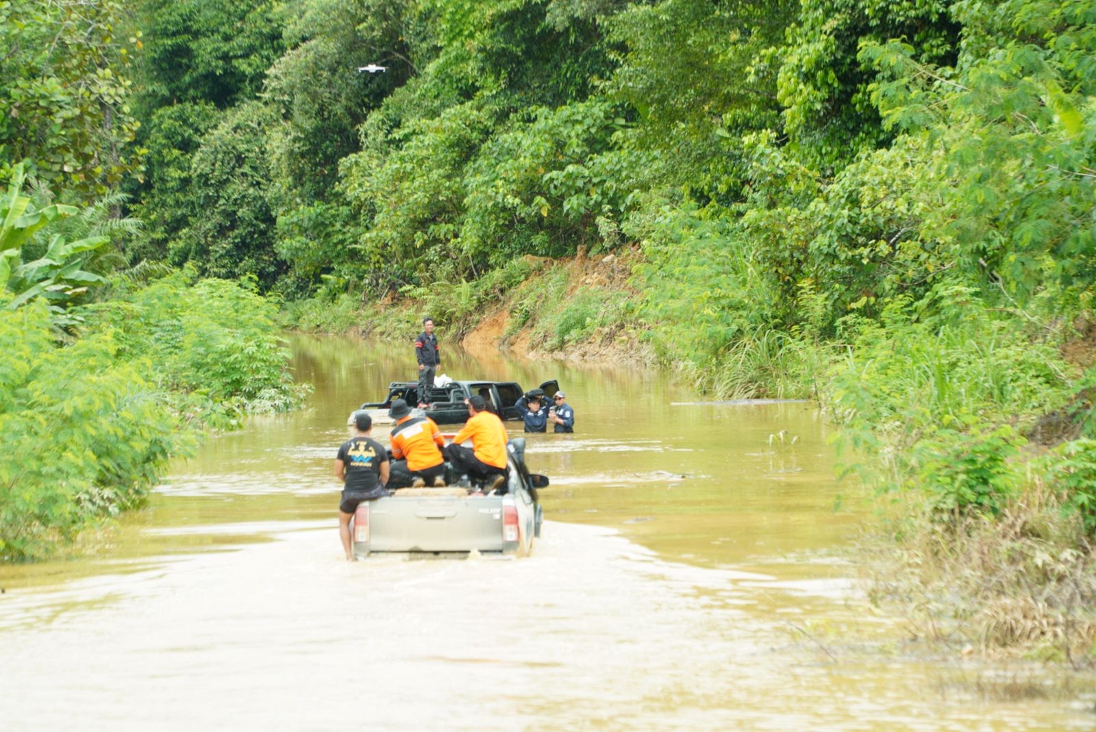 KANDAS: Rombongan Wabup Berau, Gamalis, terpaksa balik kanan saat perjalanan menuju hulu Kelay, lantaran banjir yang tak memungkinkan untuk dilintasi.