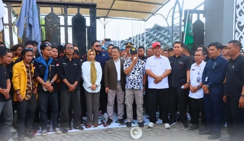 Sejumlah mahasiswa unmul menggelar orasi di kantor DPRD Kaltim, menuntut agar dugaan tambang ilegal yang menyasar KHDTK Unmul segera diusut.