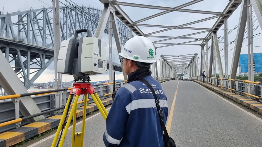 DITUTUP. Tim teknis tengah melakukan pengukuran dan uji Jembatan Mahakam I pada pilar keempat jembatan. (kis)