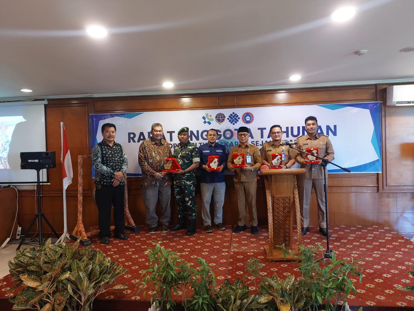 Plt KadiskopUKM Kukar Thaufiq Zulfian Noor menghadiri RAT TKBM Karya Sejahtera Kuala Samboja (Elmo/Prokal.co)