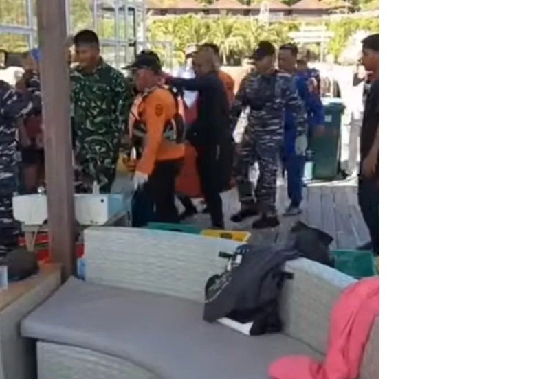 EVAKUASI: Tim gabungan saat mengevakuasi turis asal Tiongkok yang ditemukan di kedalaman 90 meter saat menyelam di perairan Pulau Kakaban. (POLSEK MARATUA UNTUK BERAU POST)