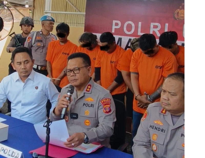Tersangka dibeber ke media.
