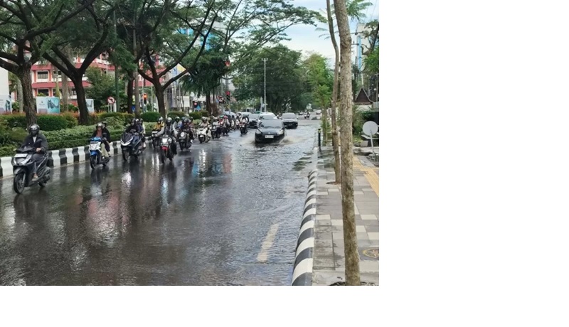 : Kondisi Jalan Lambung Mangkurat di Banjarmasin Tengah yang terdampak banjir rob. (Foto: RIYAD DAFHI RIZKI/RADAR BANJARMASIN)