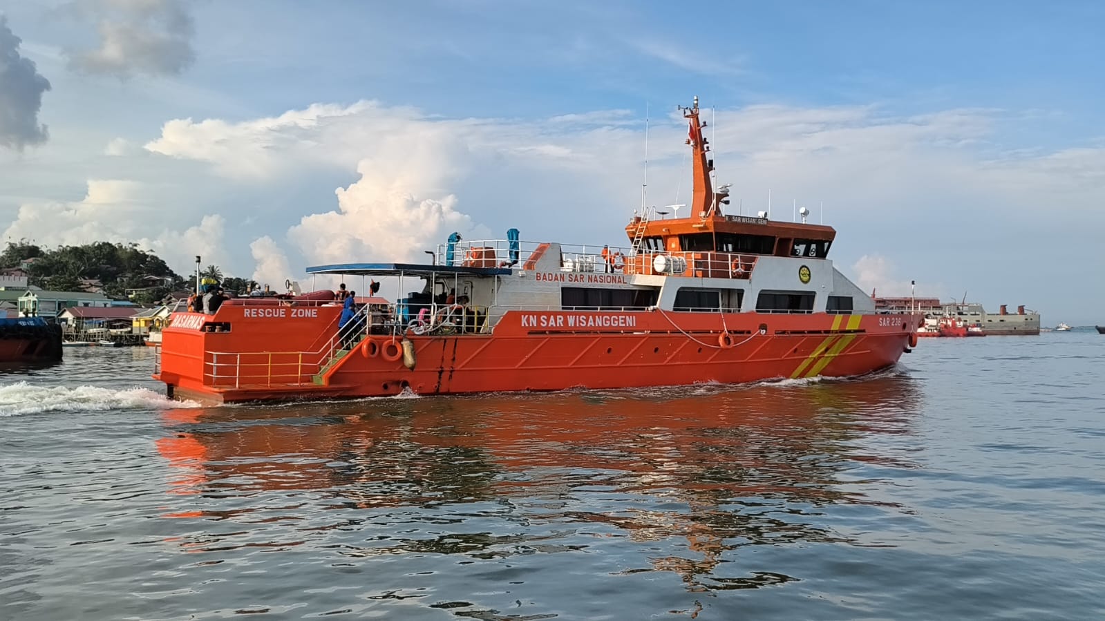 Pencarian korban tenggelamnya KMP Muchlisa.