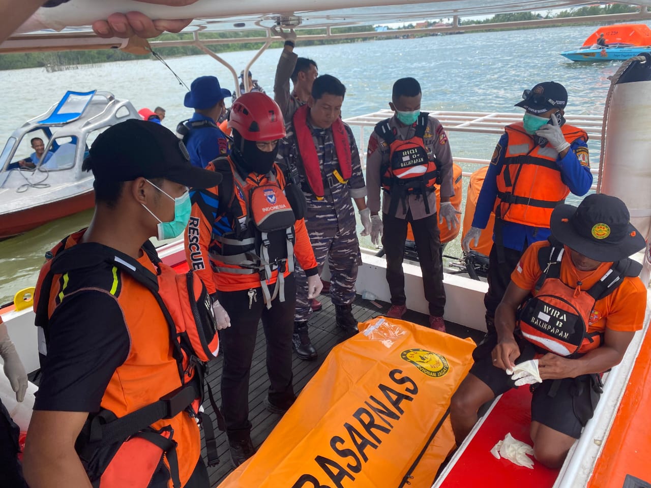 Personel gabungan membawa kantung jenazah ke RS Bhayangkara Balikpapan melalui Pelabuhan Semayang. (foto: grup koordinasi Info Bencana Balikpapan)