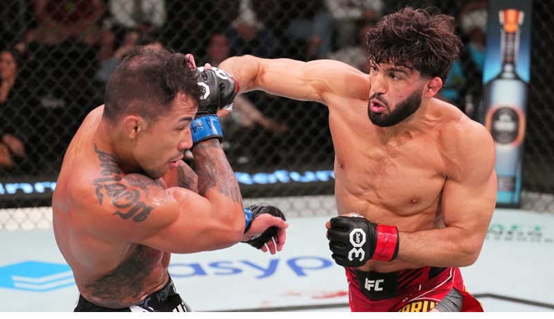 Arman (kanan) melancarkan hook ke lawannya.