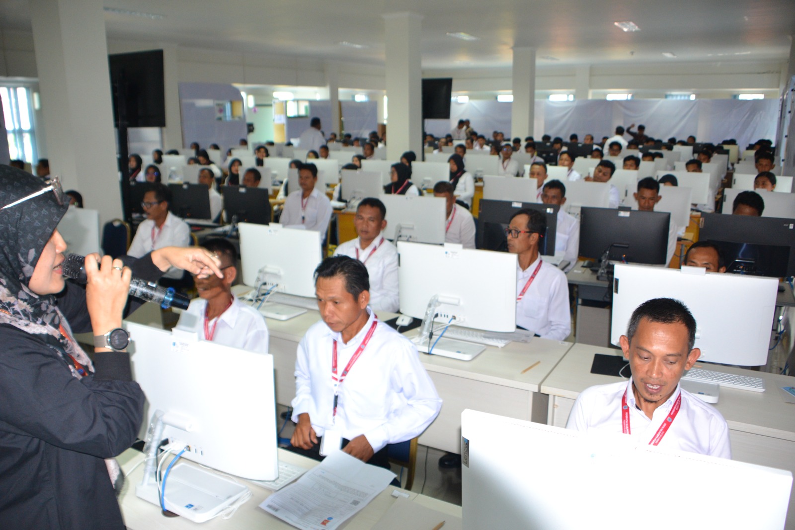 PROSES: Para tenaga honorer di Pemkab Paser mengikuti seleksi PPPK tahap II pada Minggu (4/5/2025) dan Senin (5/5/2025).