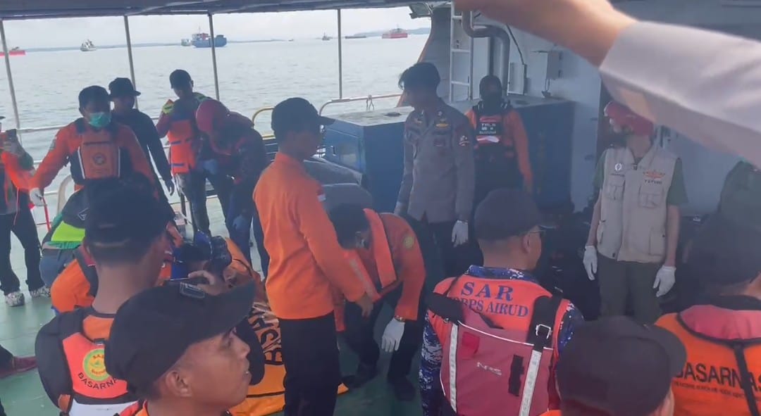 Tim SAR bersiap membawa jenazah Khayu Mutiara ke RS Bhayangkara.