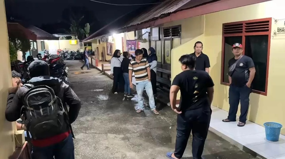 Suasana Mapolsek Samarinda Seberang saat pemeriksaan terhadap para remaja yang terlibat dalam penganiayaan terhadap seorang siswi sekolah dasar. (kis)