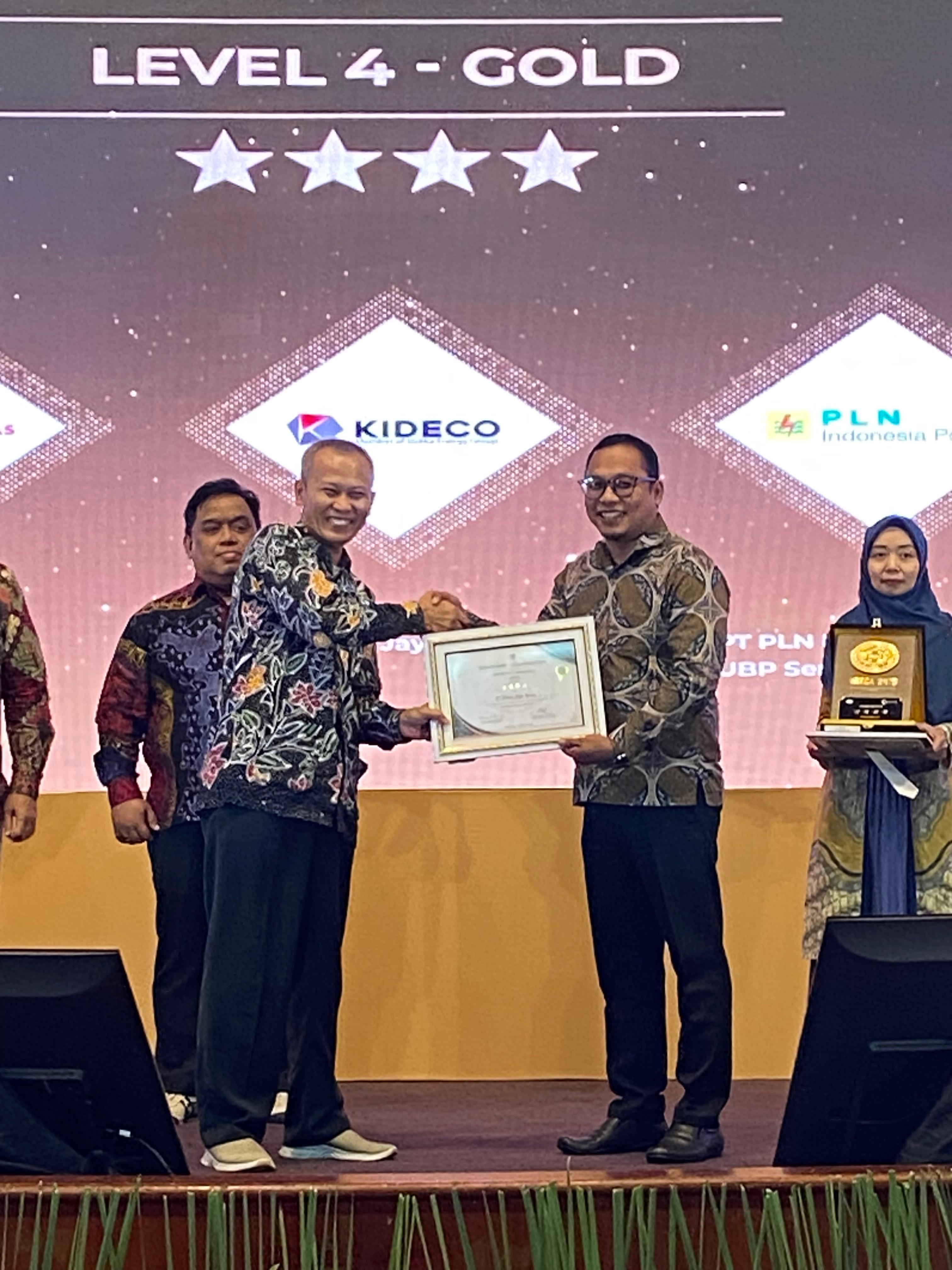 Board of Advisor WSO Indonesia, Triyono Rakhmadi memberikan penghargaan Level 4 Gold kepada Health, Safety and Environment Division Head Kideco, Ayub Zalman pada ajang WISCA 2025, (Kiri ke Kanan).