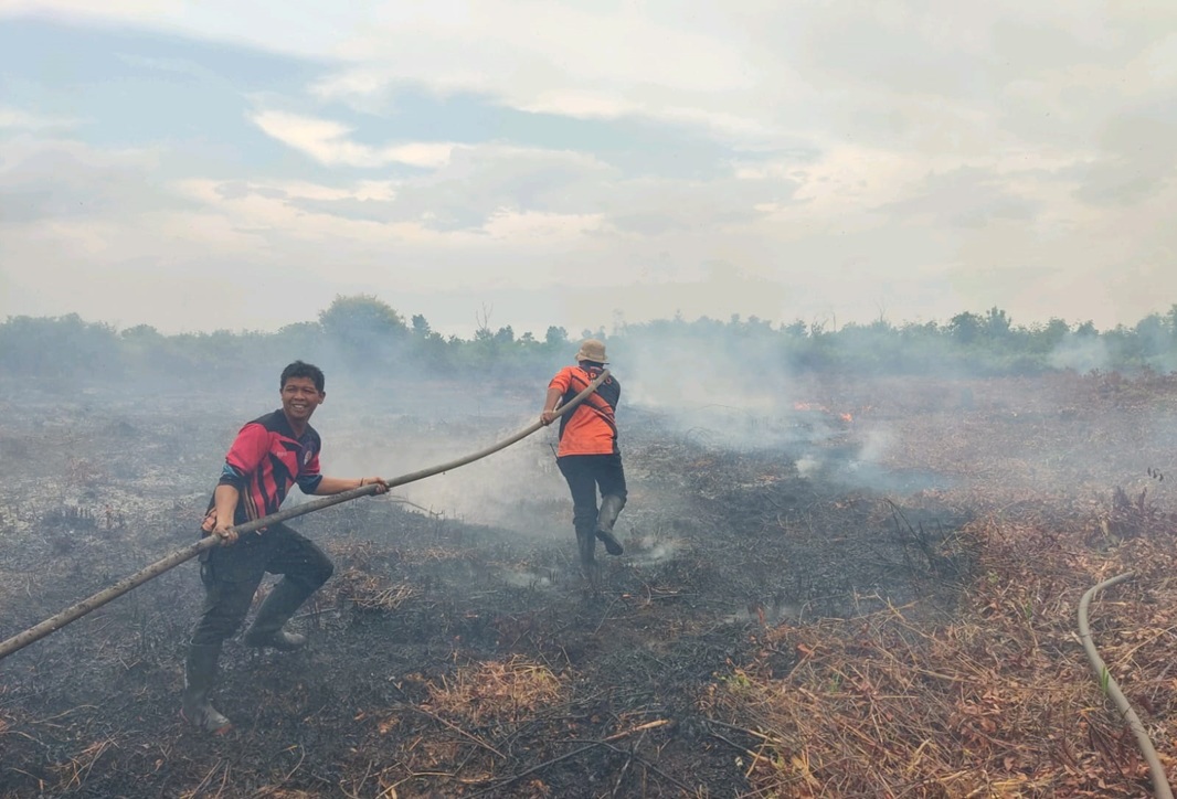 Pemadaman kebakaran lahan di Kecamatan Bamaang, Kotim.