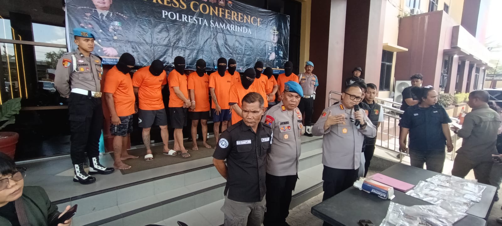 Para tersangka dibeber ke media.