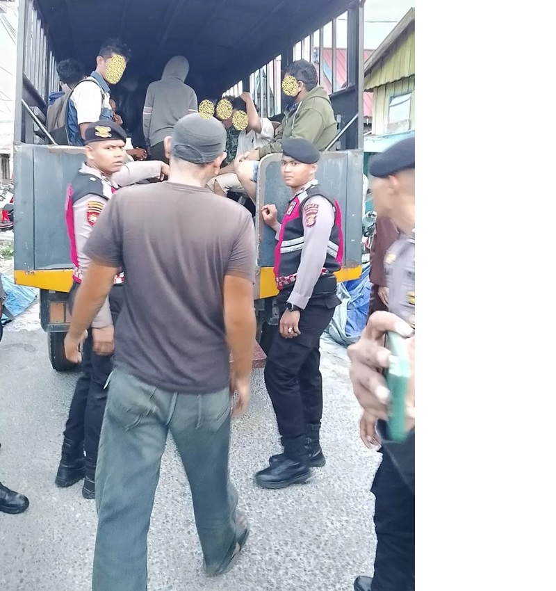 Petugas melakukan tes urine pada orang yang dicurigai gerak-geriknya. Puluhan orang diangkut ke Polresta Balikpapan. ( MOESO/BALPOS)