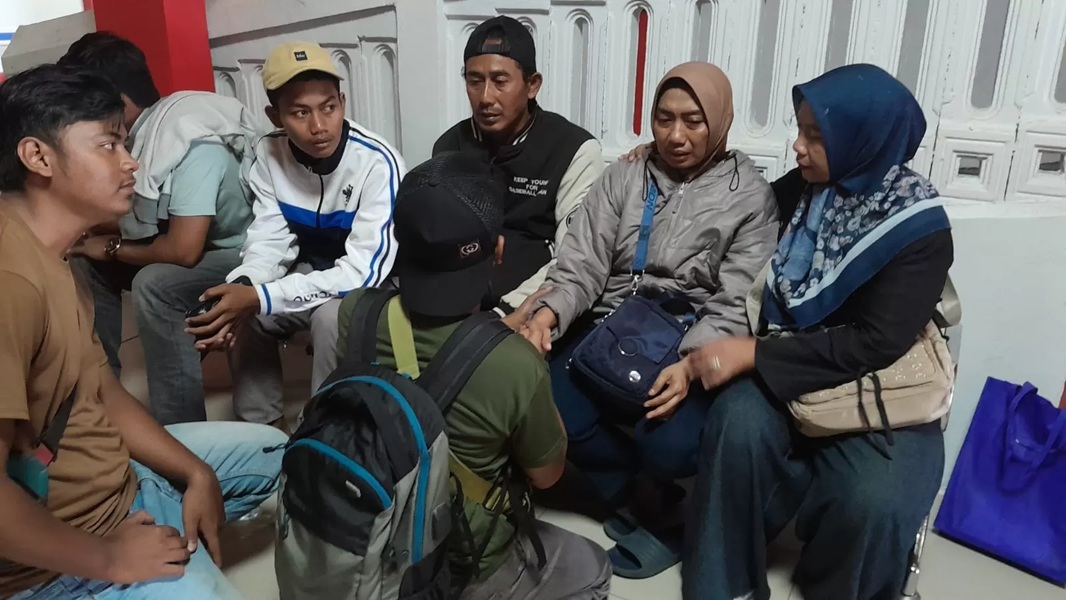 Ibunda Khayu bersama keluarganya larut dalam duka cita mendalam. (Foto: Arif Fadillah Balpos)