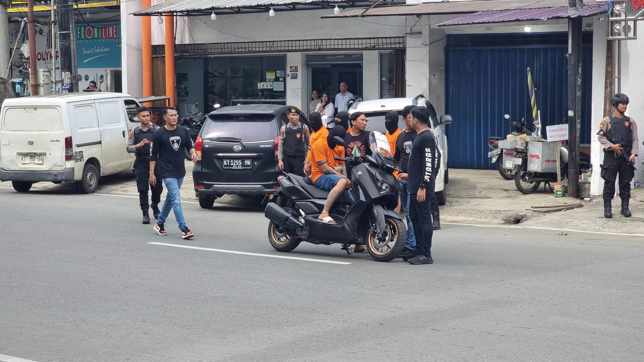 Rekonstruksi penembakan di depan THM di Samarinda.