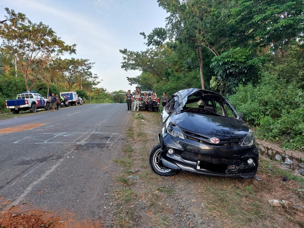 Kondisi mobil minibus Avanza yang ditumpangi delapan mahasiswa UIN Antasari Banjarmasin yang mengalami laka di Gunung Kayangan, Rabu (7/5/2025). (Norsalim Yahya/Radar Banjarmasin)