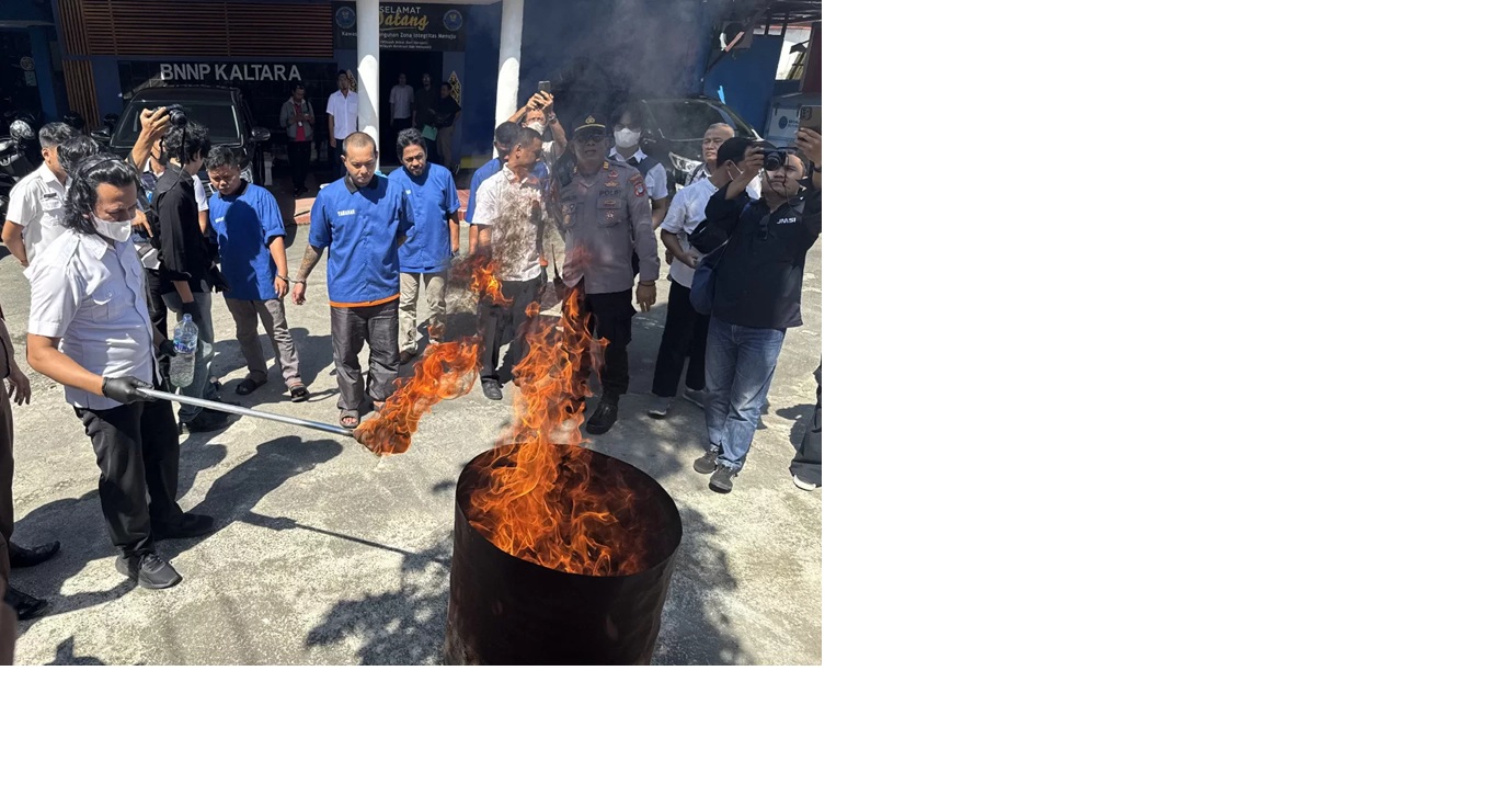 DIBAKAR: Barang bukti narkotika jenis ganja dimusnahkan dengan cara dibakar di depan kantor BNNP, Rabu (7/5). (SEPTIAN ASMADI/HRK)