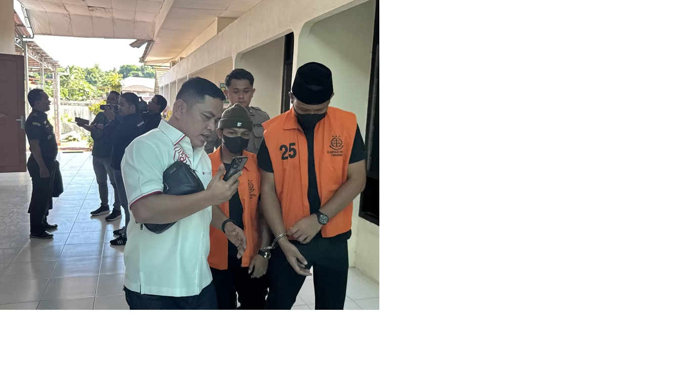 DIADILI: Salah satu terdakwa penyelundupan sabu 74kg saat didampingi penasehat hukumnya di Pengadilan Negeri Tarakan, Selasa (6/5). (SEPTIAN ASMADI/HRK)