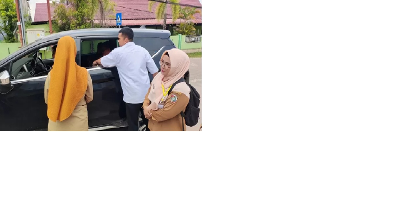 Mila saat diamankan staf Kelurahan dan anggota Polsek Sungai Pinyuh menggunakan kendaraan roda empat di Jalan Pendidikan (ISTIMEWA)