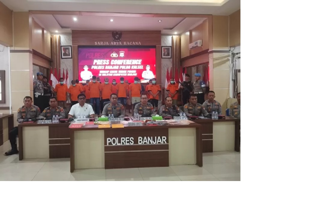 Kapolres Banjar, AKBP Dr Fadli memaparkan sejumlah pengungkapan kasus di wilayah hukum Polres Banjar pada Rabu (7/5/2025). (FOTO: FADLAN ZAKIRI/RADAR BANJARMASIN)
