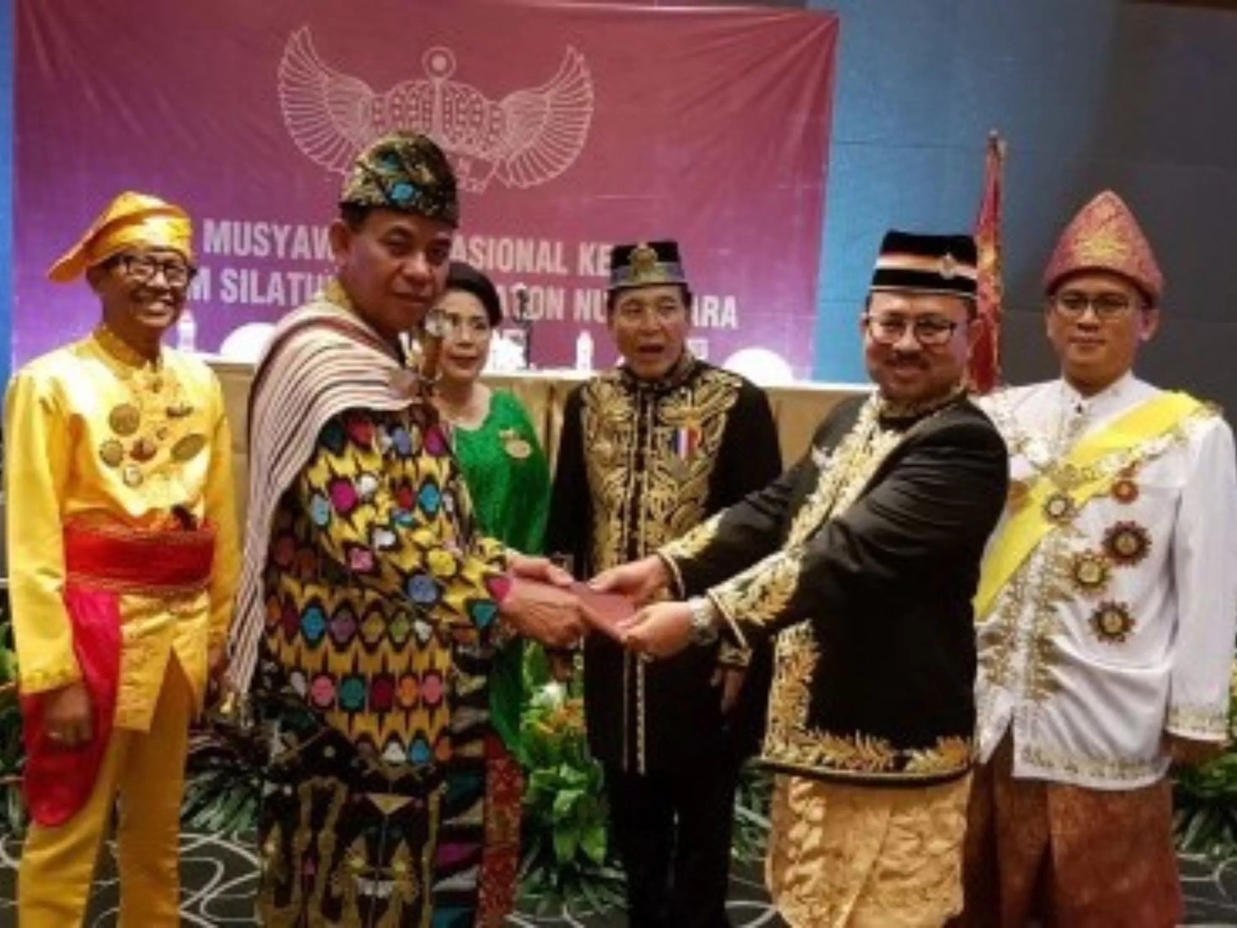 LEGITIMASI: Sultan Banjar H Khairul Saleh (kanan depan) saat terpilih sebagai ketua umum Forum Silaturahmi Keraton Nusantara (FSKN) periode 2018-2023. (Foto: kesultanan banjar)