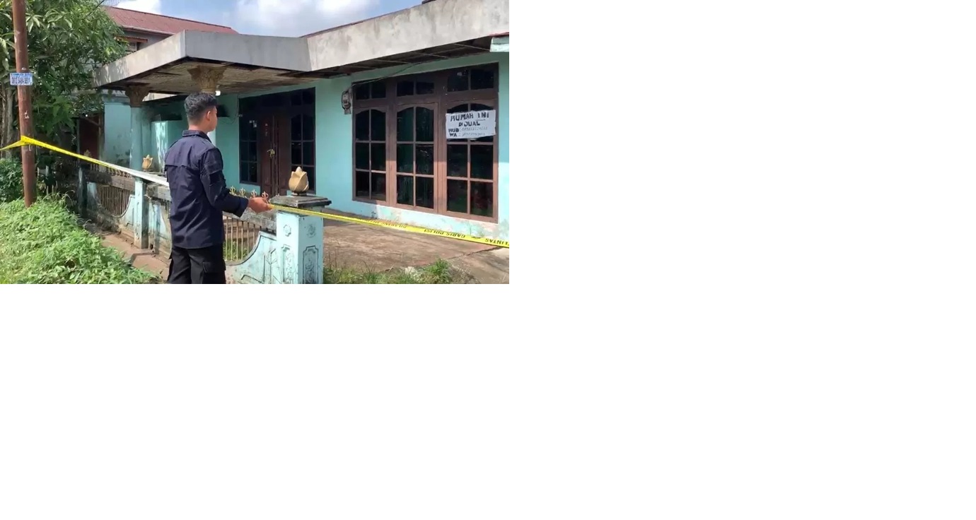Polisi saat menggelar olah TKP pembunihan seorang guru wanita di Perumahan BTN Teluk Mulus, Desa Teluk Kapuas, Kecamatan Sungai Raya.