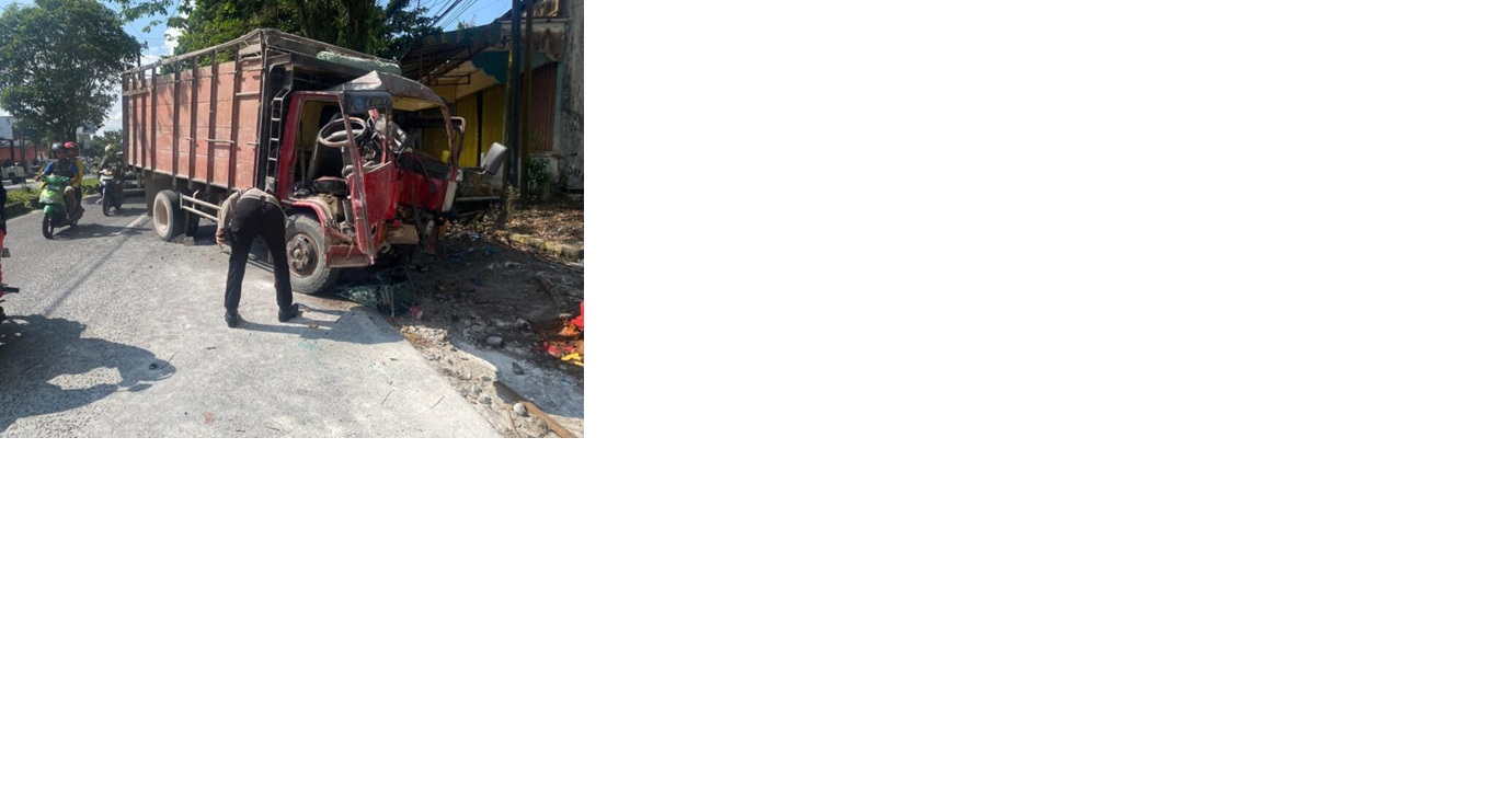 CELAKA: Truk yang mengalami kecelakaan di Jalan Pasanah, Pangkalan Bun, Rabu (8/5).