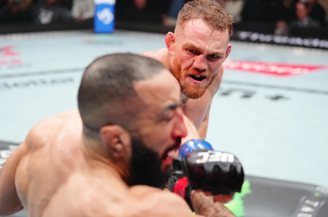 JDM melontarkan pukulan ke wajah Belal. (Chris Unger/ZUFFA)