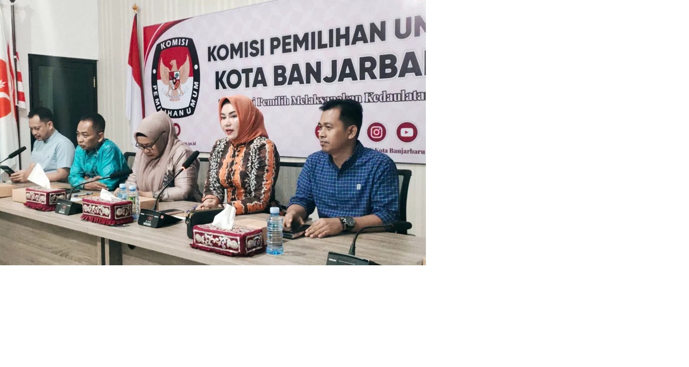 Ketua KPU Provinsi Kalsel, Andi Tenri Sompa bersama jajarannya saat konferensi pers pencabutan status LPRI sebagai lembaga pemantau Pilkada Banjarbaru, Jumat (9/5). (Foto: Bayu/Radar Banjarmasin)