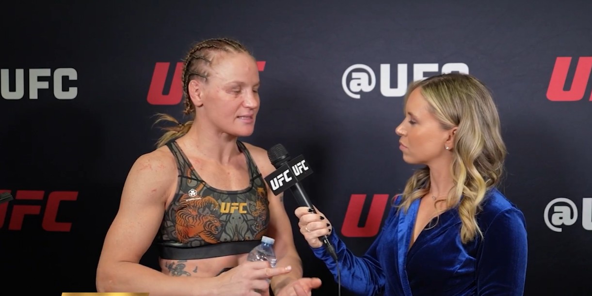 Valentina diwawancarai usai pertarungan.